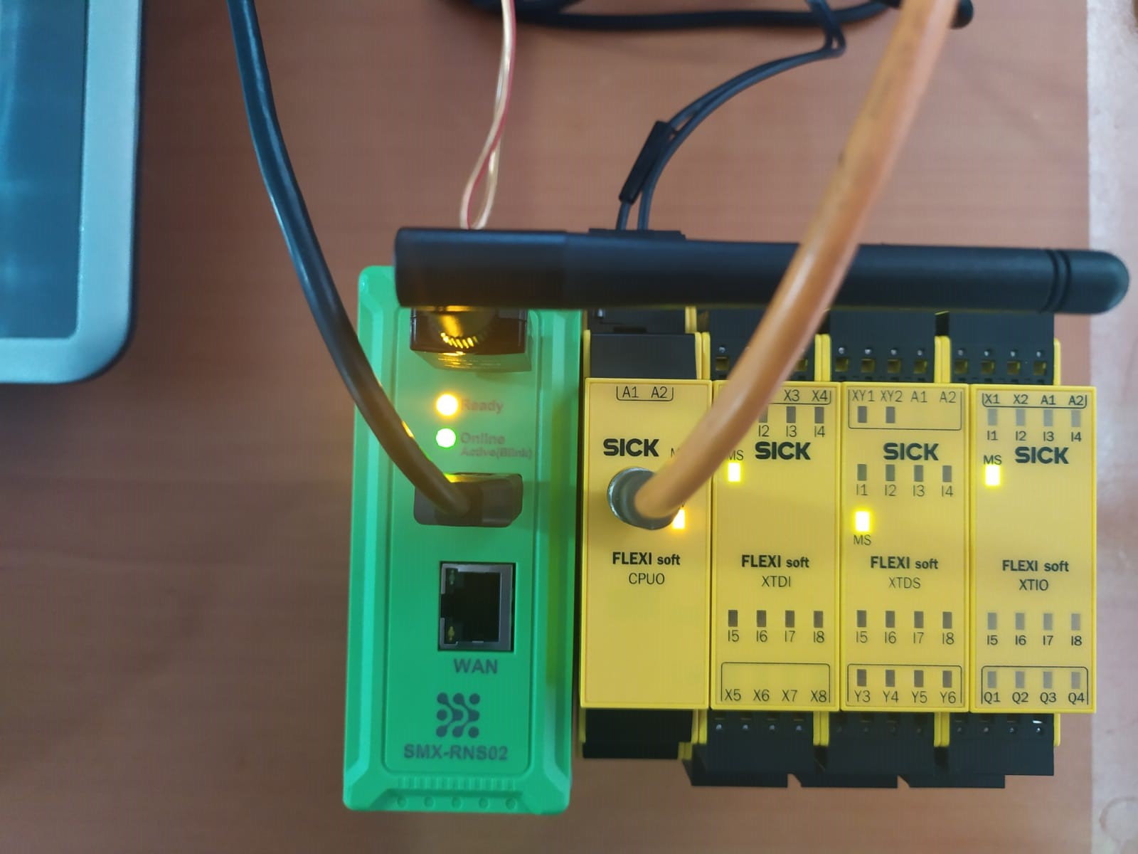 Complete hardware setup: SMX-RNS20 connected to SICK Safety controller